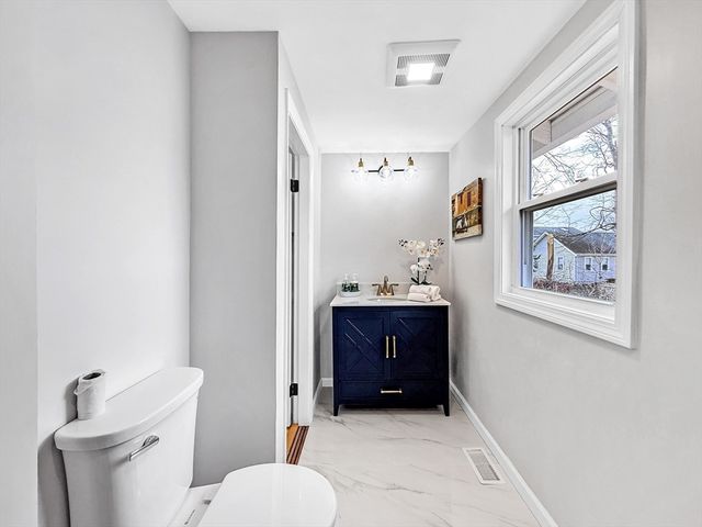 87 Arborway Dr, Braintree, MA 02184