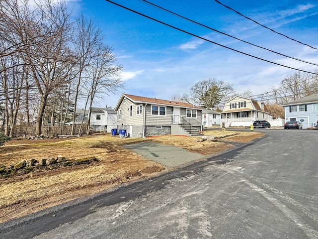 87 Arborway Dr, Braintree, MA 02184