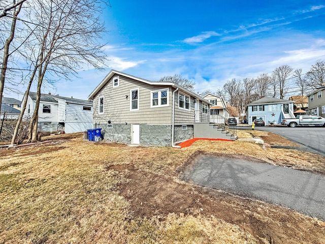 87 Arborway Dr, Braintree, MA 02184