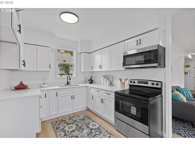 9828 Se ELLIS St, Portland, OR 97266