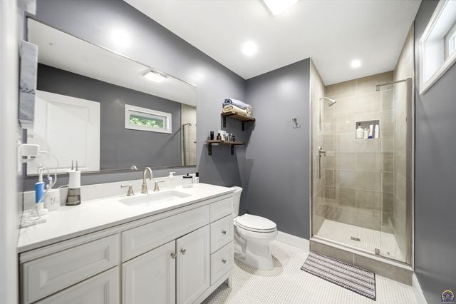 205 Surrey LN, Overbrook, KS 66524