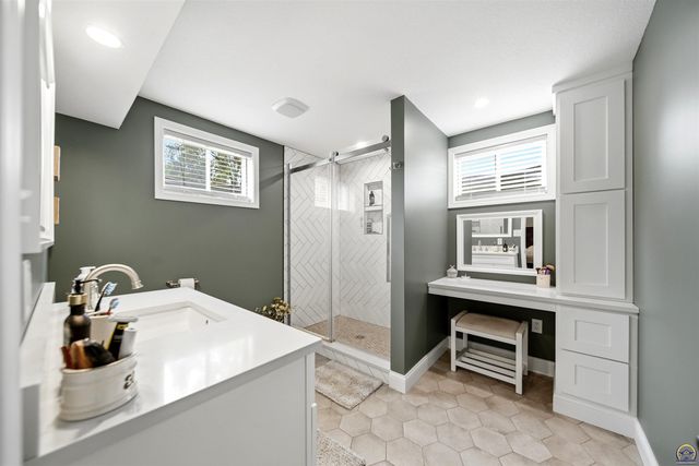 205 Surrey LN, Overbrook, KS 66524