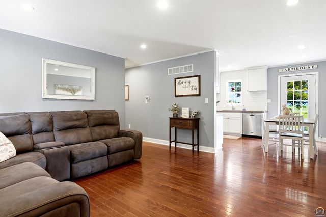 205 Surrey LN, Overbrook, KS 66524