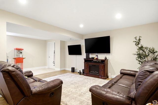 205 Surrey LN, Overbrook, KS 66524