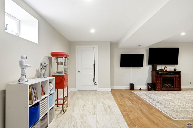 205 Surrey LN, Overbrook, KS 66524