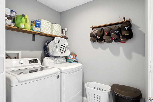 205 Surrey LN, Overbrook, KS 66524