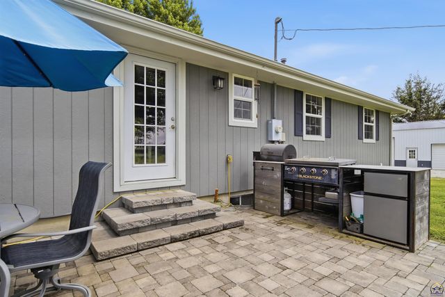 205 Surrey LN, Overbrook, KS 66524