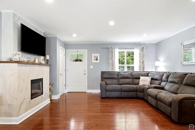205 Surrey LN, Overbrook, KS 66524