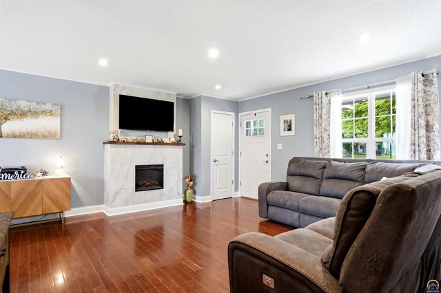 205 Surrey LN, Overbrook, KS 66524