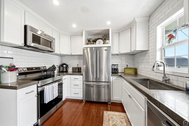 205 Surrey LN, Overbrook, KS 66524