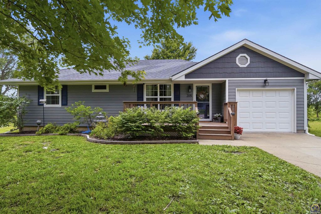 205 Surrey LN, Overbrook, KS 66524