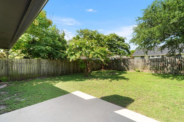 611 Clearcreek DR, Leander, TX 78641