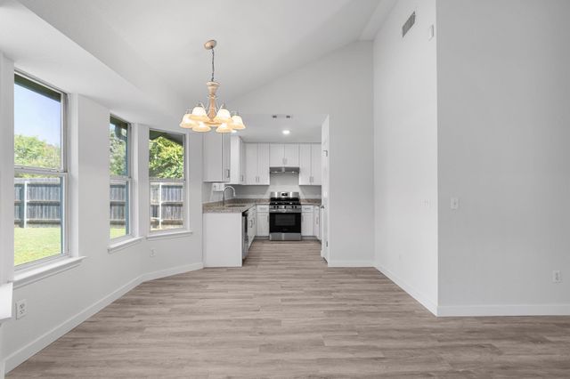 611 Clearcreek DR, Leander, TX 78641