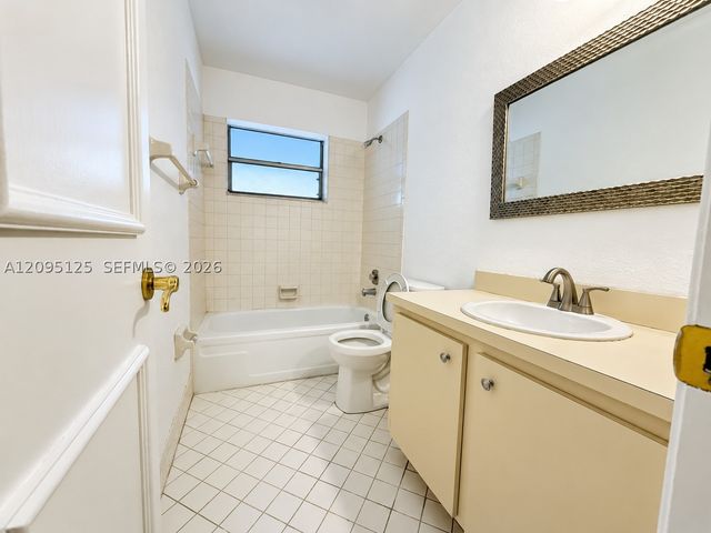 8982 W Sample Rd 204, Coral Springs, FL 33065
