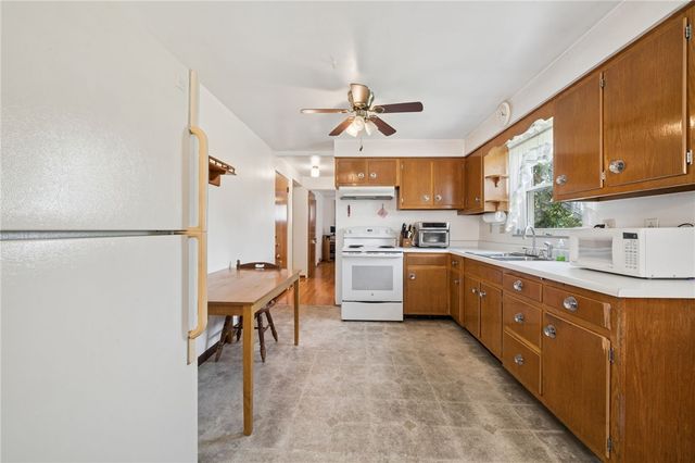 324 Grove Dr, Lower Burrell, PA 15068
