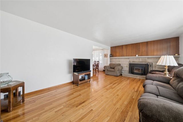 324 Grove Dr, Lower Burrell, PA 15068