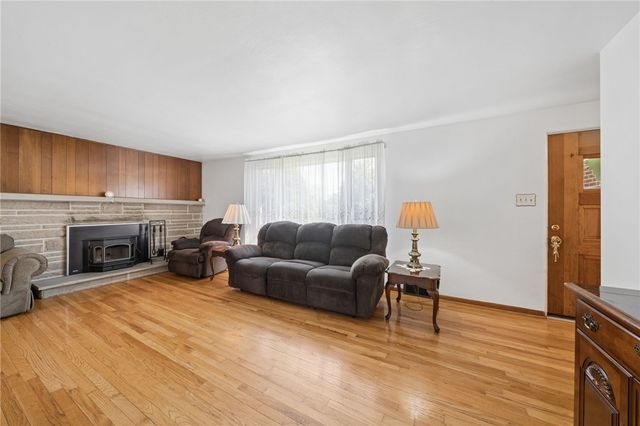324 Grove Dr, Lower Burrell, PA 15068
