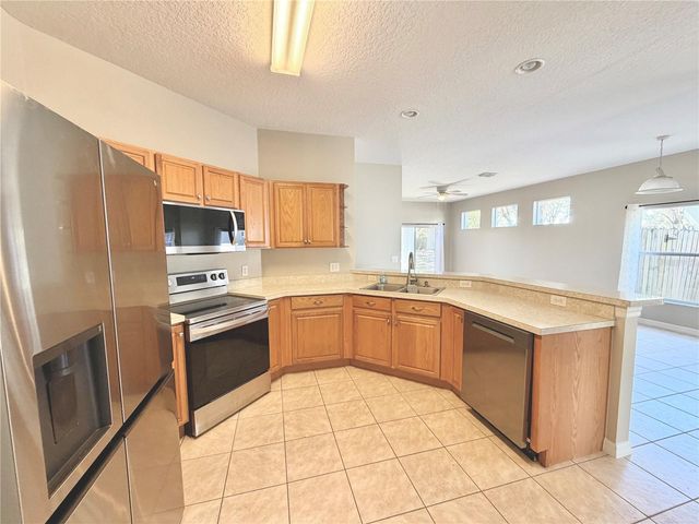 1044 LONGVILLE CIRCLE, Tavares, FL 32778