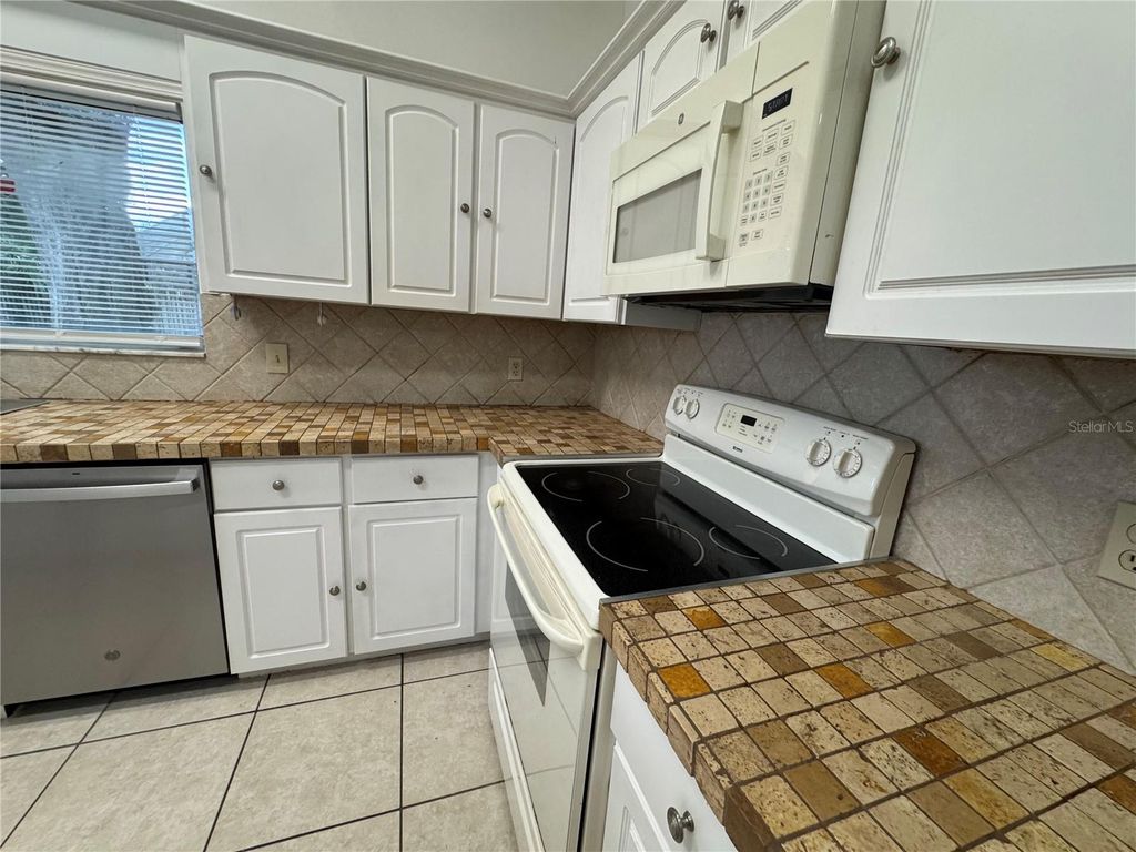 Image 19 of property listing at 1206 CORNERSTONE COURT, Orlando, FL 32835