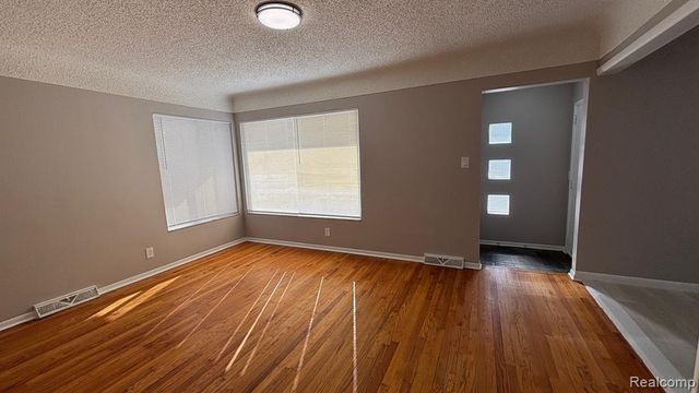 28758 Leona Street, Garden City, MI 48135