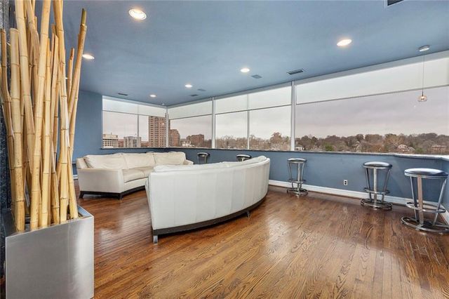 803 W 48th Street 706, Kansas City, MO 64112