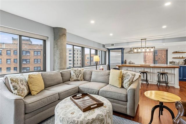 803 W 48th Street 706, Kansas City, MO 64112