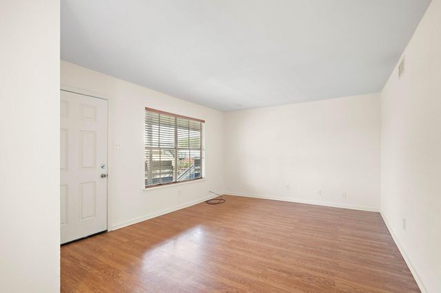 2828 61st Street 202, Galveston, TX 77551