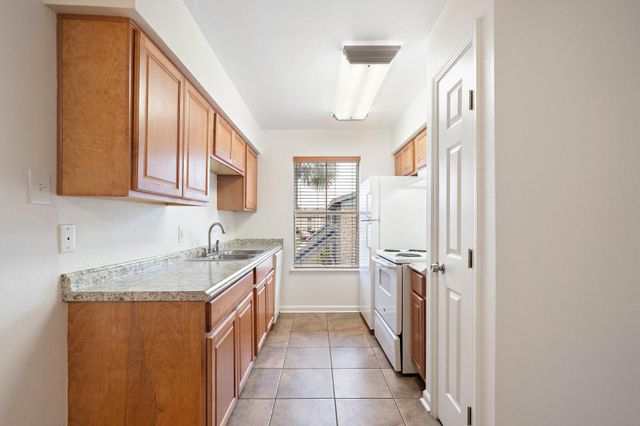 2828 61st Street 202, Galveston, TX 77551