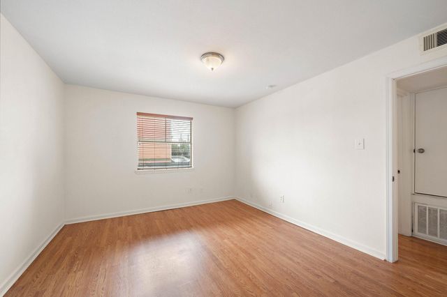 2828 61st Street 202, Galveston, TX 77551