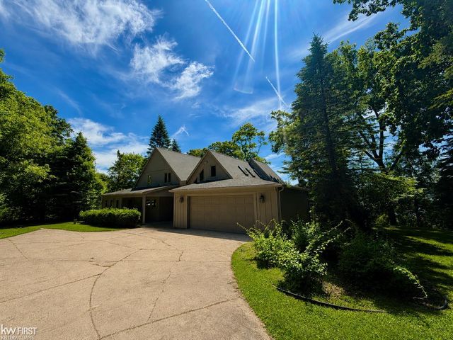 11820 Big Lake Road, Springfield Twp, MI 48350