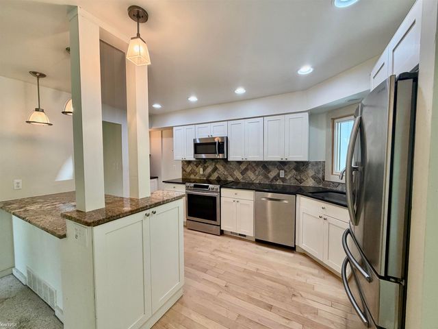 11820 Big Lake Road, Springfield Twp, MI 48350
