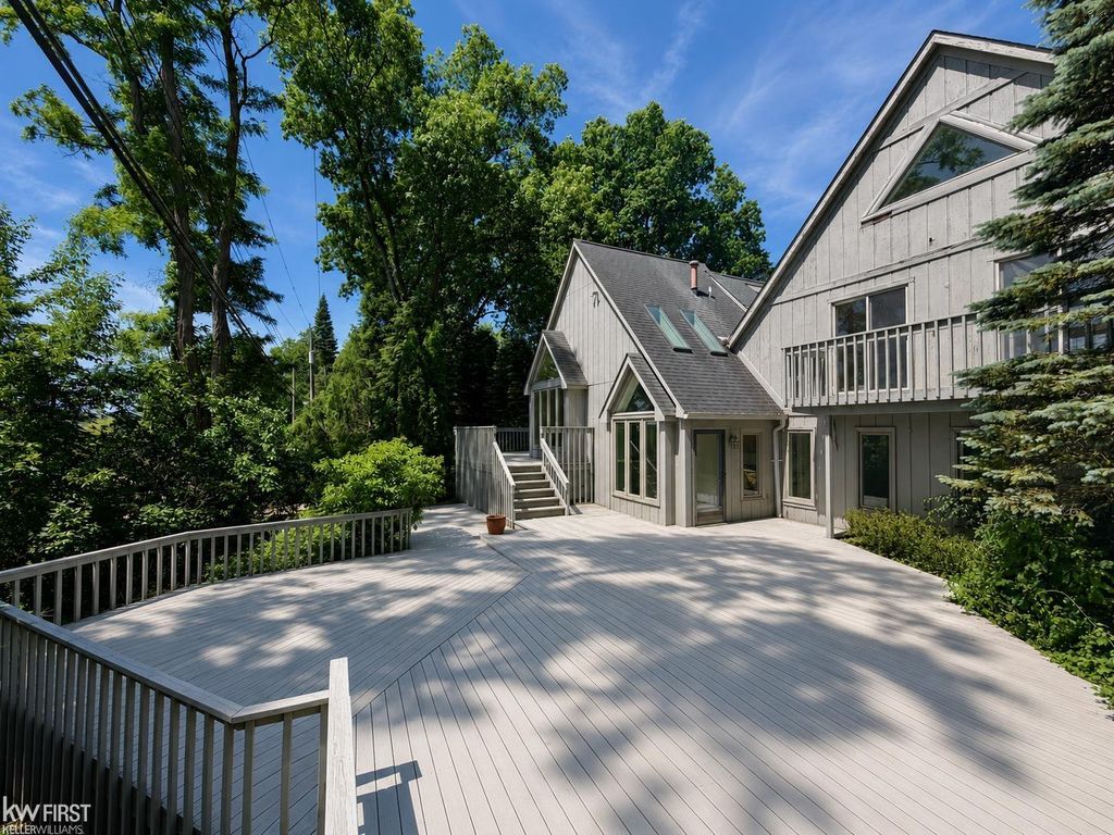 11820 Big Lake Road, Springfield Twp, MI 48350