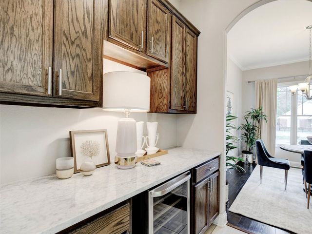 2700 Gladstone Drive, Dallas, TX 75211