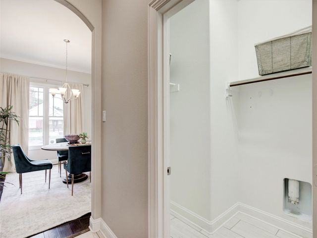 2700 Gladstone Drive, Dallas, TX 75211