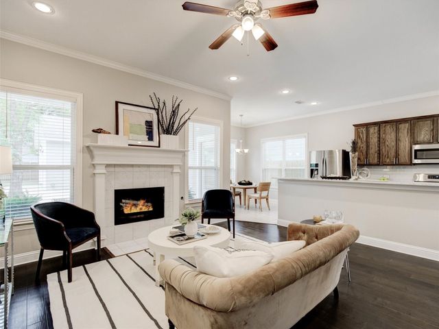 2700 Gladstone Drive, Dallas, TX 75211