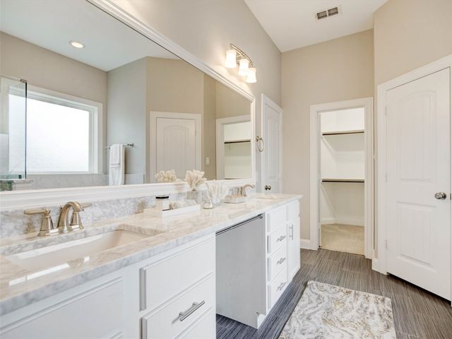 2700 Gladstone Drive, Dallas, TX 75211
