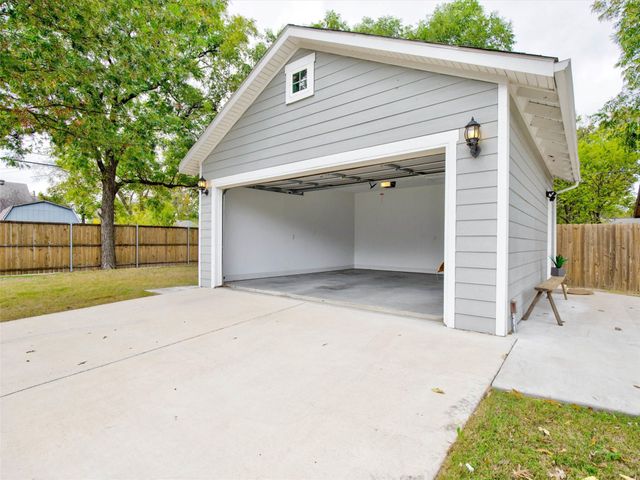 2700 Gladstone Drive, Dallas, TX 75211