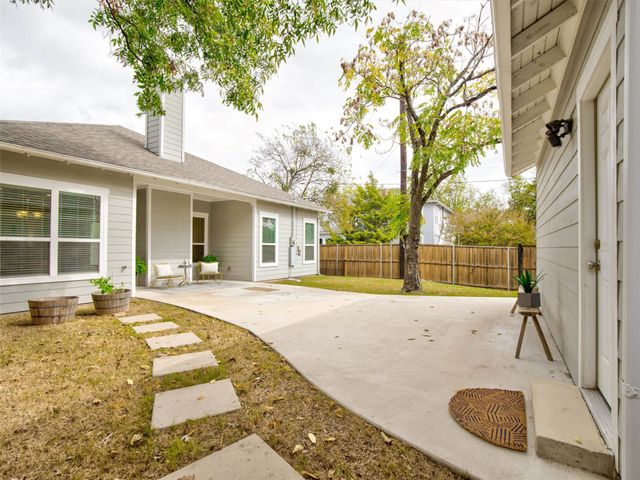 2700 Gladstone Drive, Dallas, TX 75211
