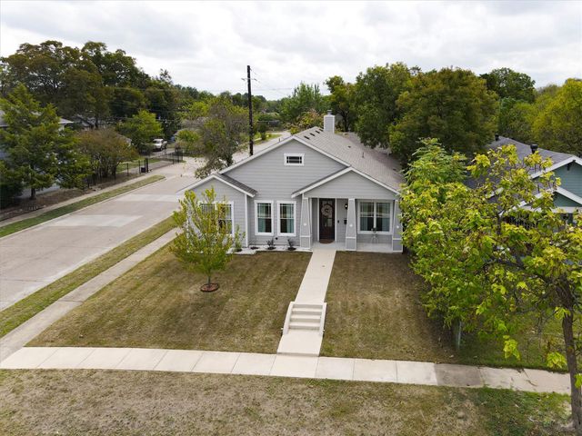 2700 Gladstone Drive, Dallas, TX 75211