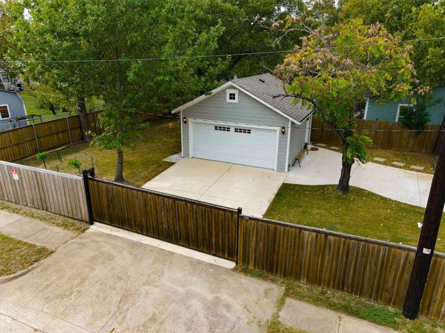 2700 Gladstone Drive, Dallas, TX 75211