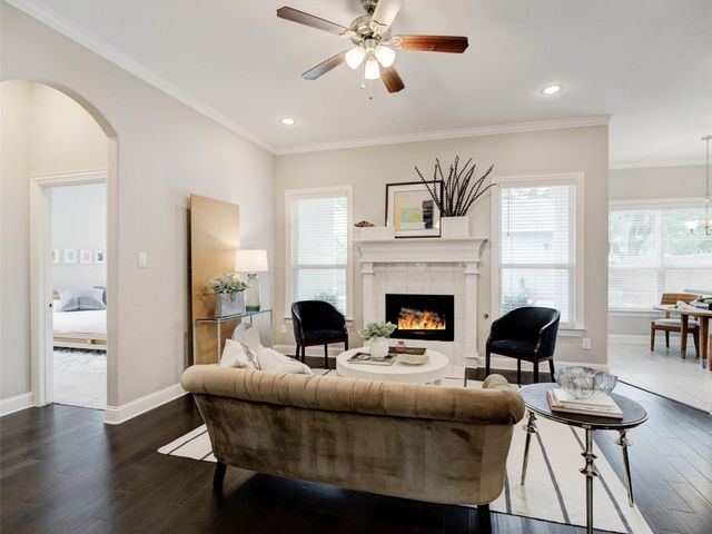 2700 Gladstone Drive, Dallas, TX 75211
