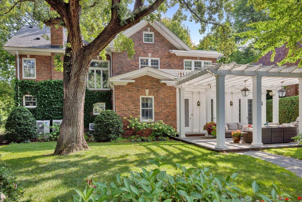 2400 W Lake Of The Isles Parkway, Minneapolis, MN 55405 — photo 3