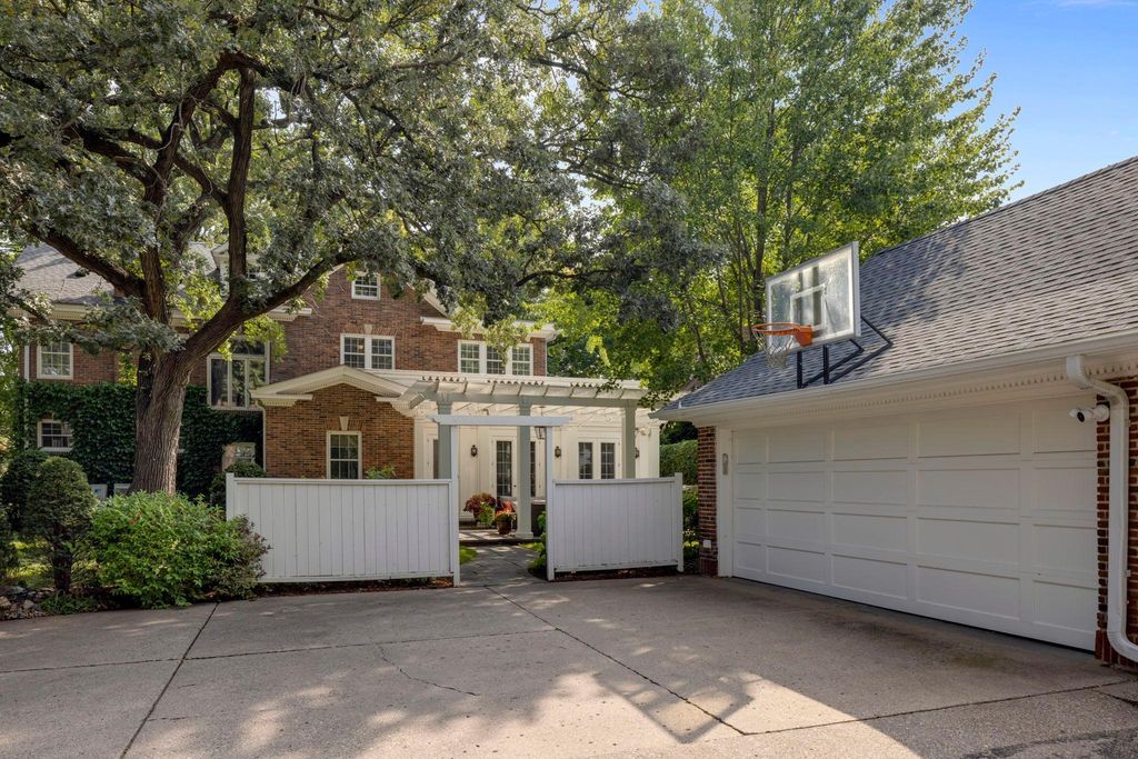 2400 W Lake Of The Isles Parkway, Minneapolis, MN 55405 — photo 4