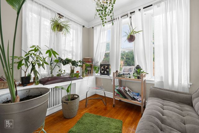 7000 S Paxton Avenue 1N, Chicago, IL 60649