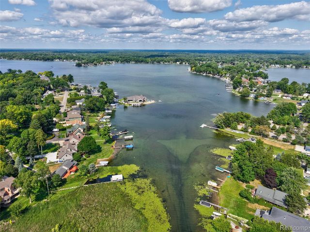 2354 Grove Park Road, Fenton, MI 48430