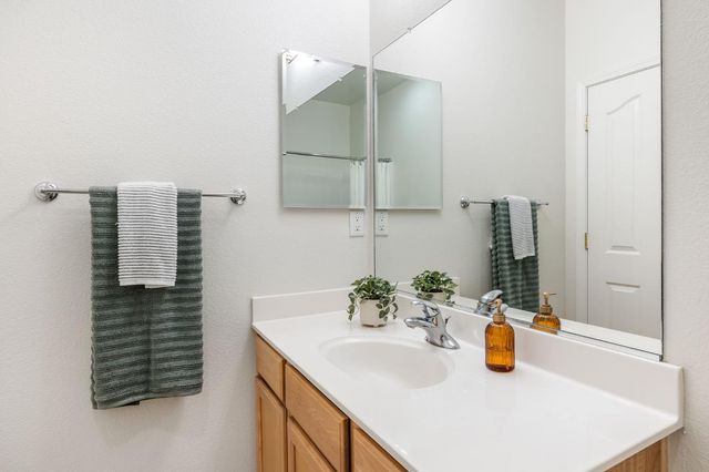 2221 Bay Horse Ln, Sacramento, CA 95835