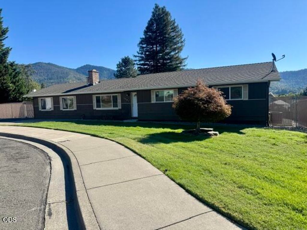 1931 NW Candler Avenue, Grants Pass, OR 97526