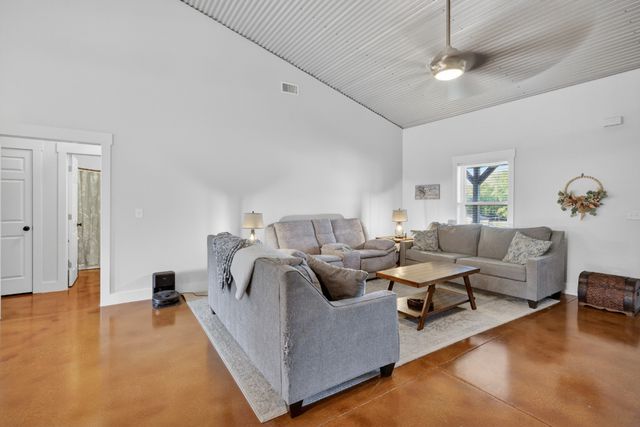 142 Mount Vernon Rd, Bethpage, TN 37022