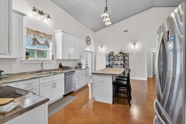 142 Mount Vernon Rd, Bethpage, TN 37022