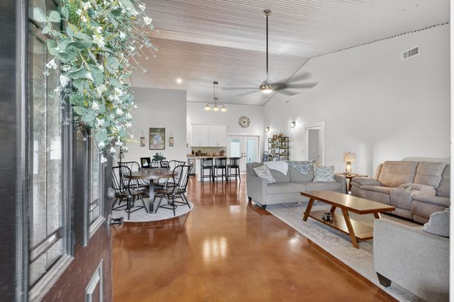 142 Mount Vernon Rd, Bethpage, TN 37022